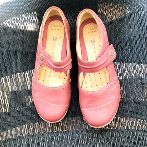 NWOT: CLARKS walking shoes